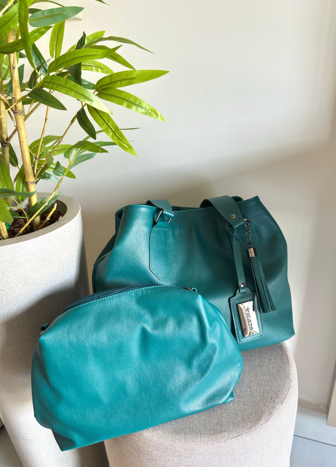 Bolsa Saco com Nécessaire Couro Verde Ivy
