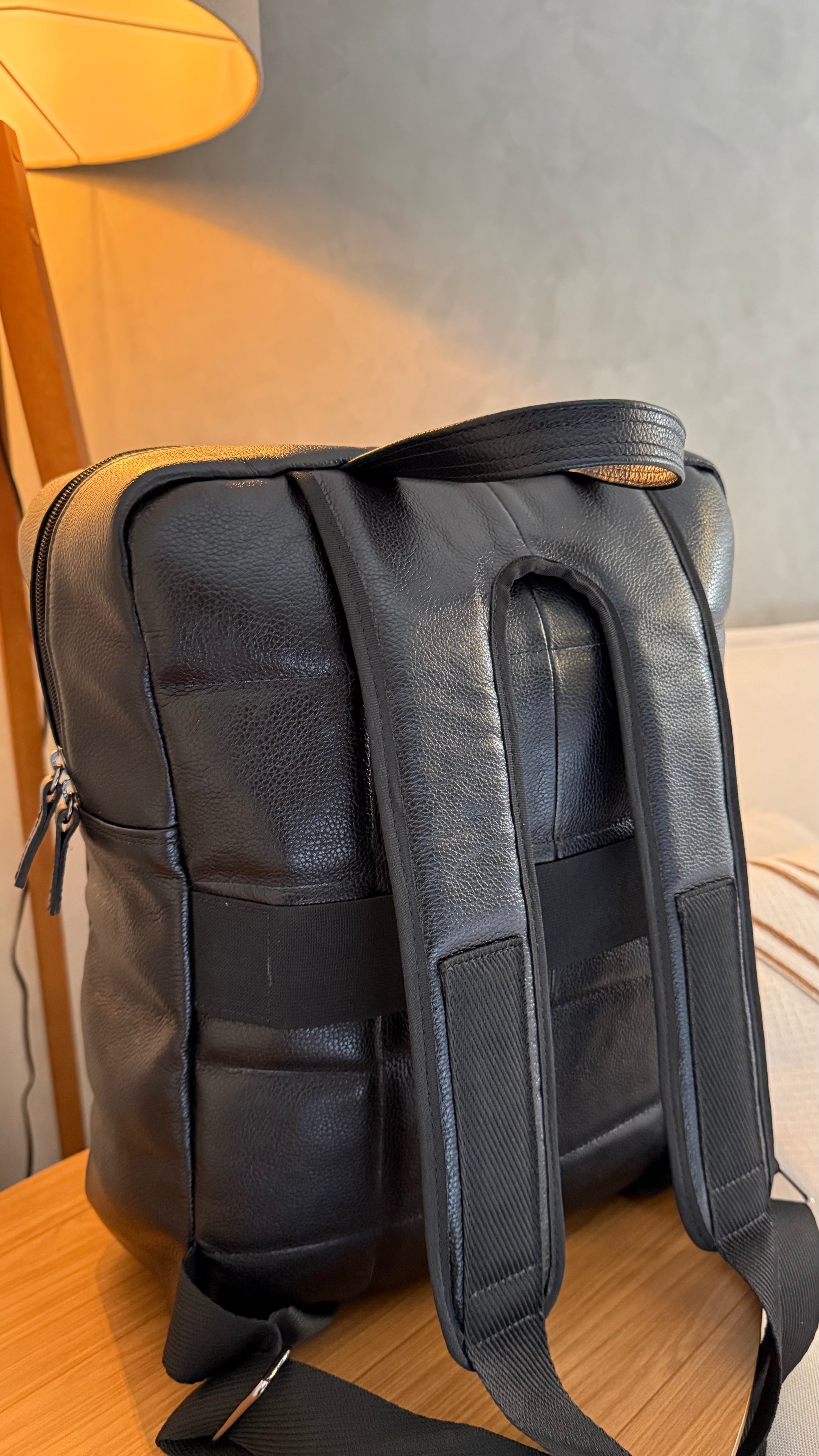 Mochila Unissex Notebook Grande Couro Preto Irlanda
